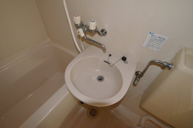 洗面設備　浴室内の洗面台です☆