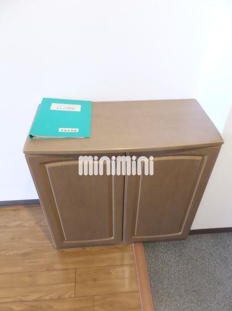 玄関　玄関には靴箱が設置されています。