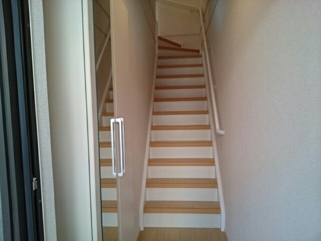 玄関　シューズＢＯＸ・姿見完備