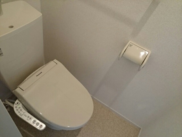 トイレ　温水洗浄機能付き