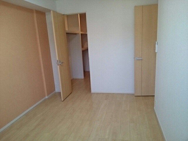 その他部屋・スペース　６．７帖の洋室はベッドを置いてもゆとりアリ