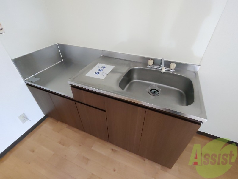 キッチン　こちらはキッチンになります。調理スペースもありますね。