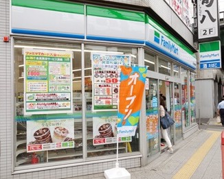 コンビニ　ファミリーマート 黄金町駅前店（コンビニ）まで295m