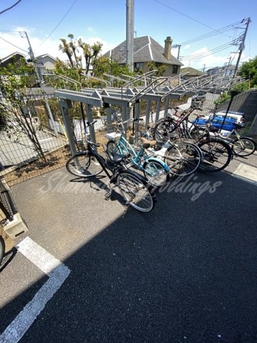 その他共有部分　整備されたラック付き駐輪場♪