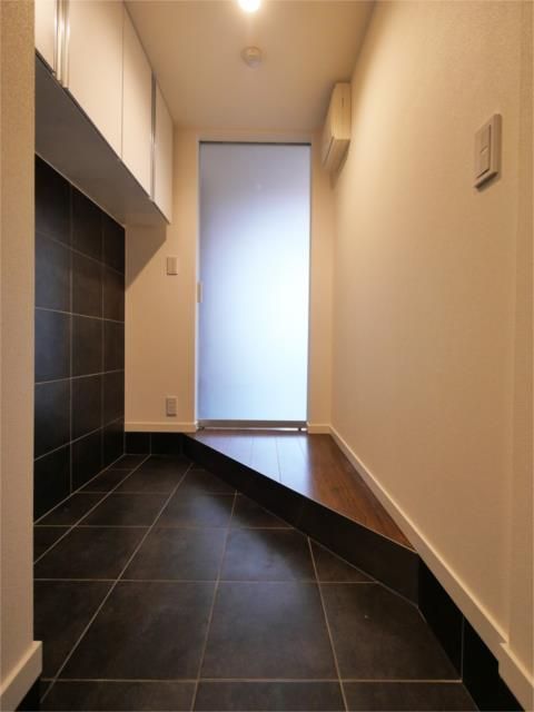 玄関　モニタ付インターホン　人感センサー付き玄関照明