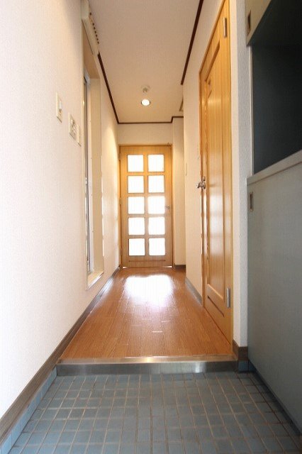 玄関　同物件別号室のものです。