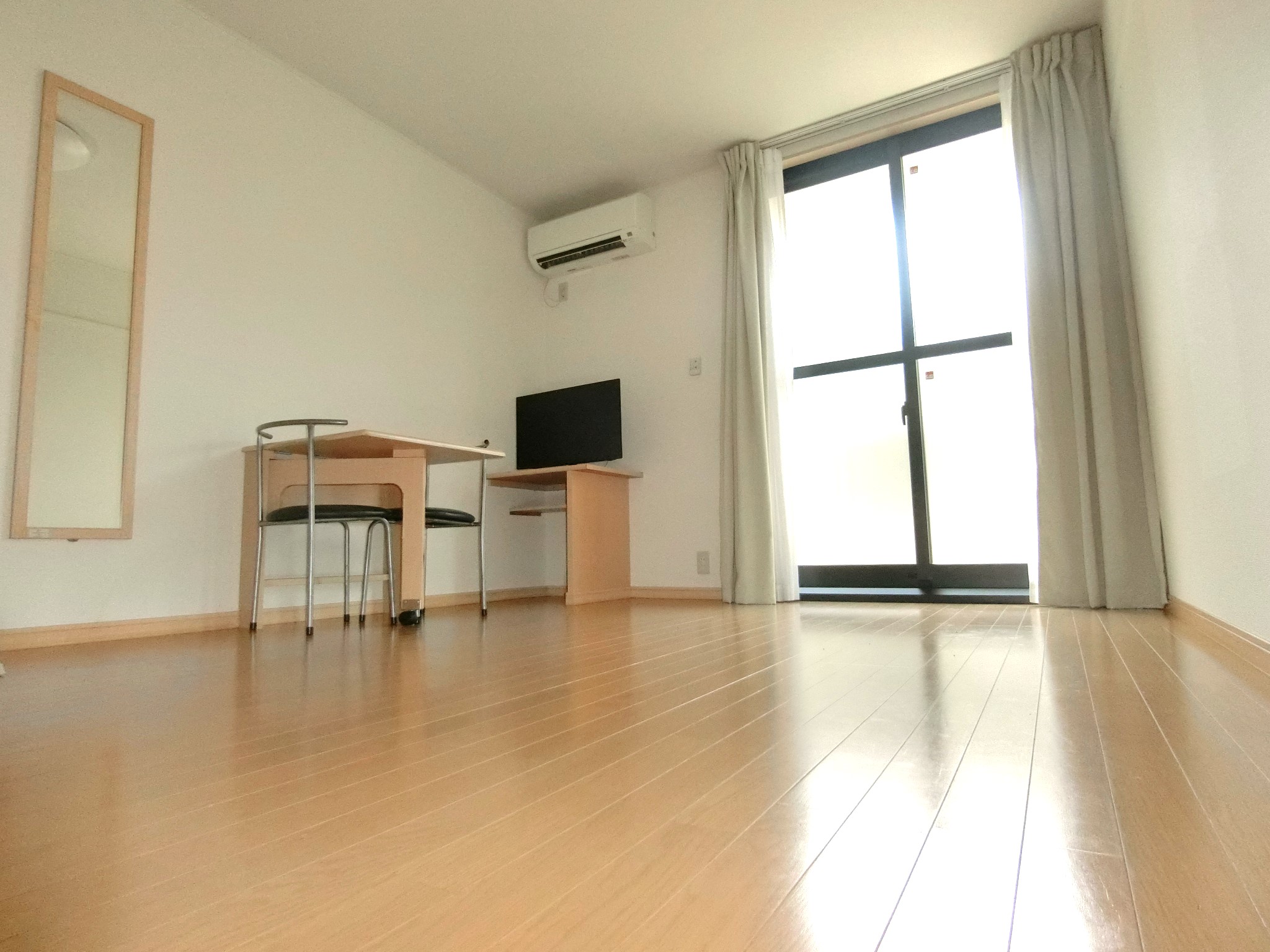 その他　折り畳机とイス・テレビ・エアコン・カーテン・照明・鏡を完備☆