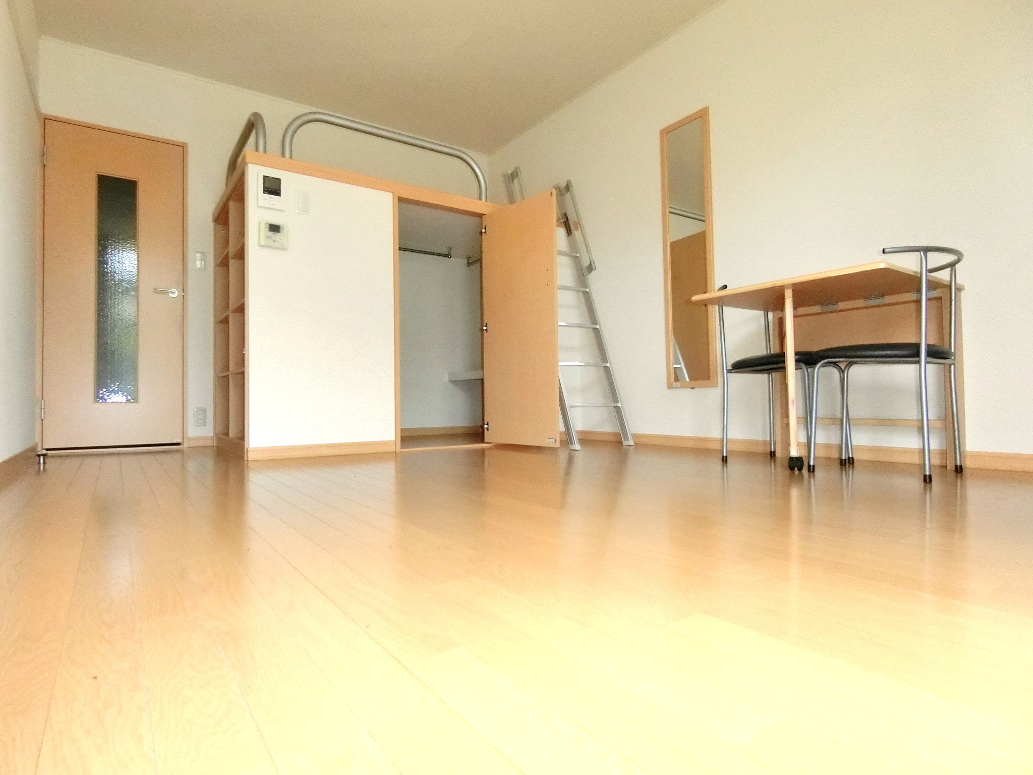 居室・リビング　ベッドスペース・ウォークインクローゼット・折り畳机・鏡を完備