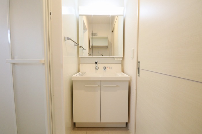 洗面設備　三面鏡付き洗面化粧台