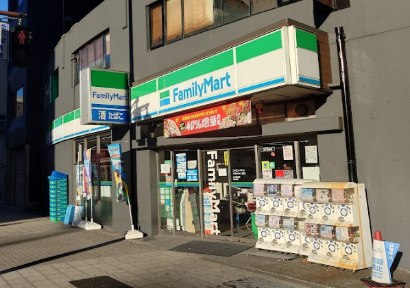 コンビニ　ファミリーマート 九条みなと通店（コンビニ）まで379m