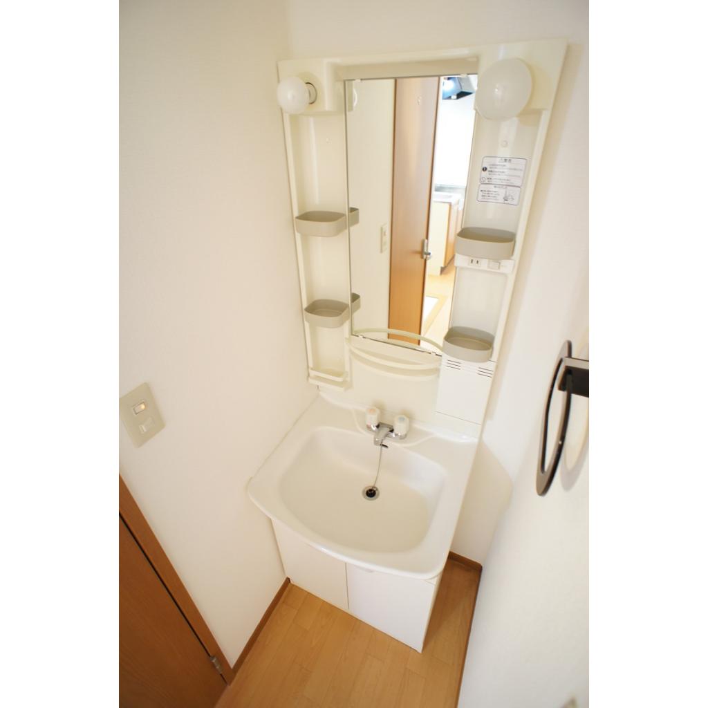 洗面設備　朝の身支度に便利な独立洗面台がございます。