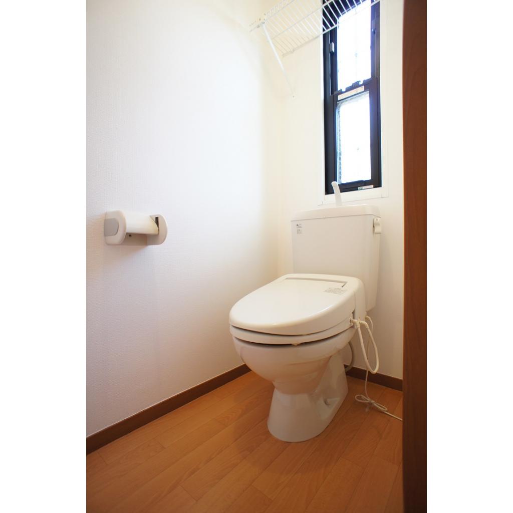 トイレ　一度使うと止められない、嬉しいウォシュレット付きです。