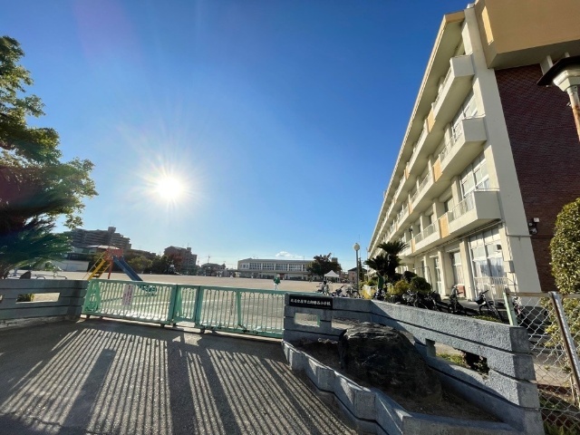 小学校　北名古屋市立師勝西小学校（小学校）まで411m