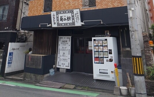 セキュリティ　1階は明るいお店です。