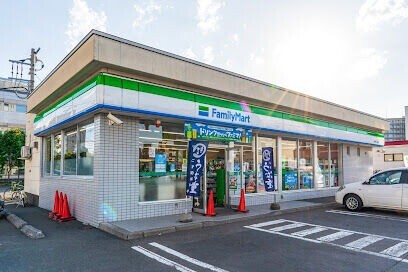 コンビニ　ファミリーマート札幌ドーム前店（コンビニ）まで536m