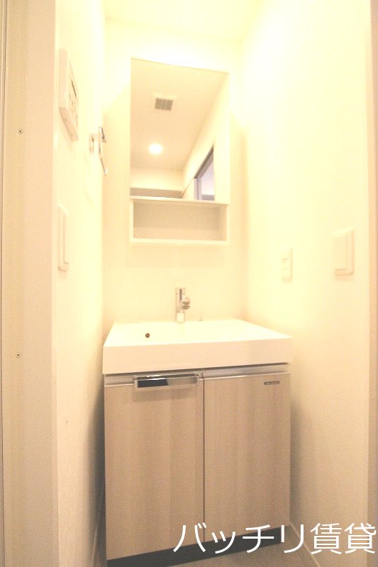 洗面設備　別号室タイプの為、現状を優先致します。