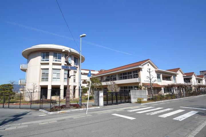 小学校　セブン－イレブン　東広島西条中央店（小学校）まで220m
