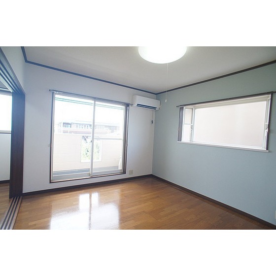 居室・リビング　ペールブルーの爽やかなアクセントクロス