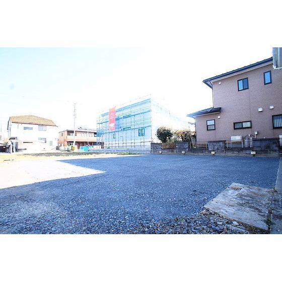 駐車場　３，３００円／月