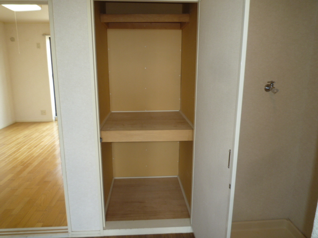 収納　掃除機、灯油などの保管に便利　ダイニング収納