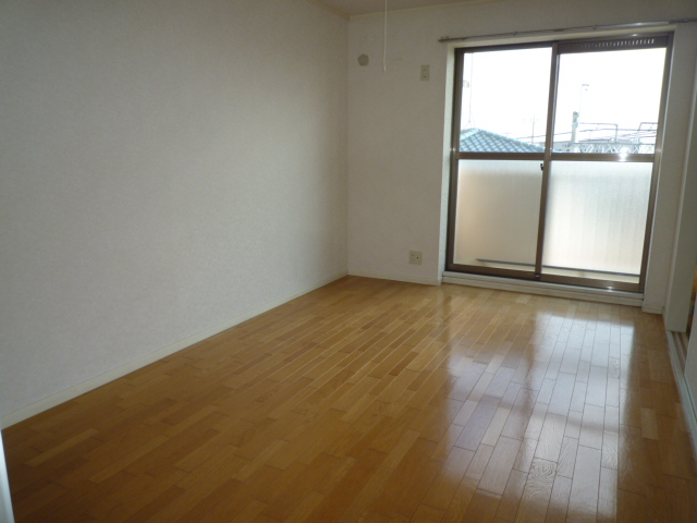 居室・リビング　長方ワイドな洋室7.5帖　明るい室内