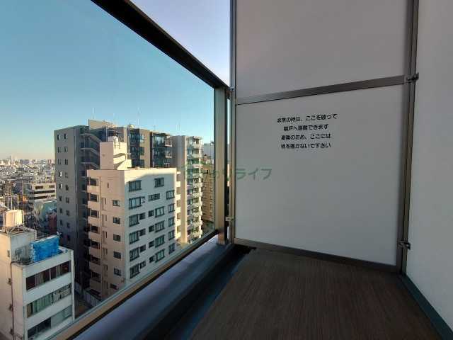 バルコニー　上層階のお部屋の写真になります。