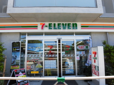 コンビニ　セブンイレブン（コンビニ）まで380m