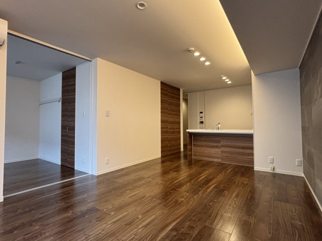 居室・リビング　同物件別室