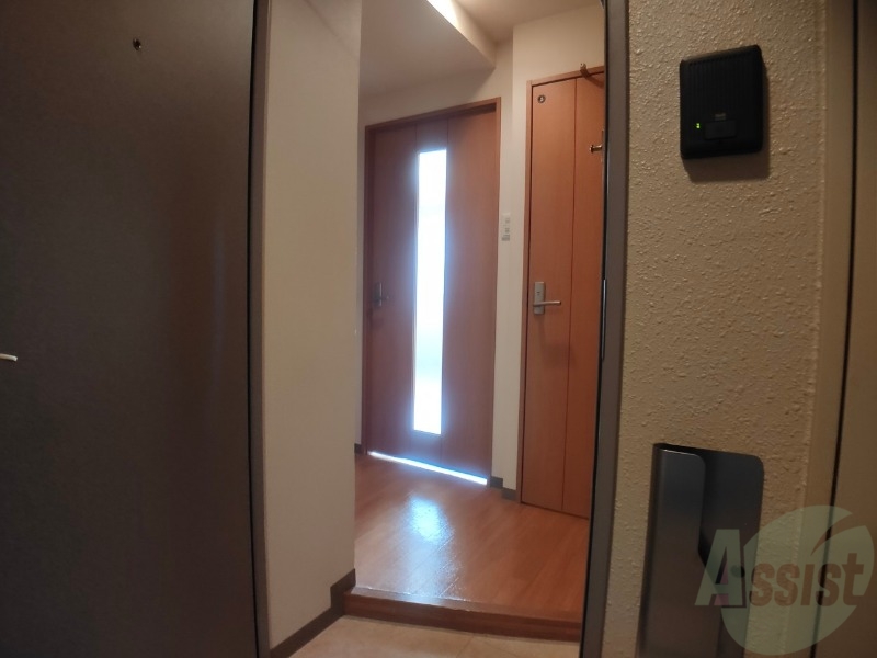 玄関　玄関の様子です。明るい印象ですね。気分もあがりそう。