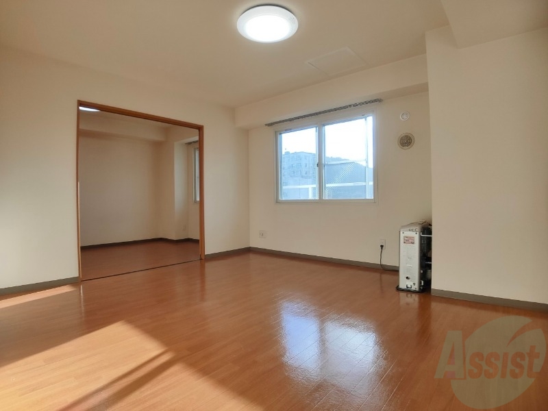 居室・リビング　リビングです。木目のフローリングが落ち着きますね。