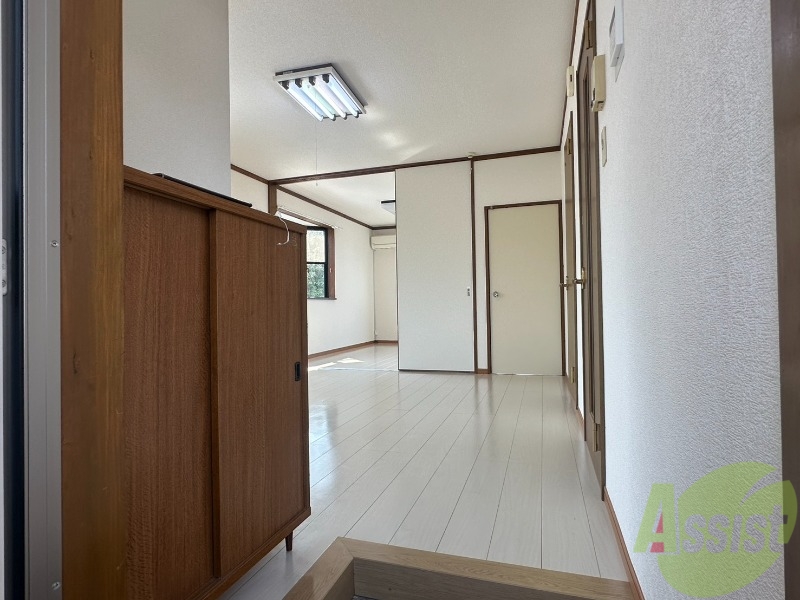 玄関　玄関から撮影しました。明るい印象ですね。