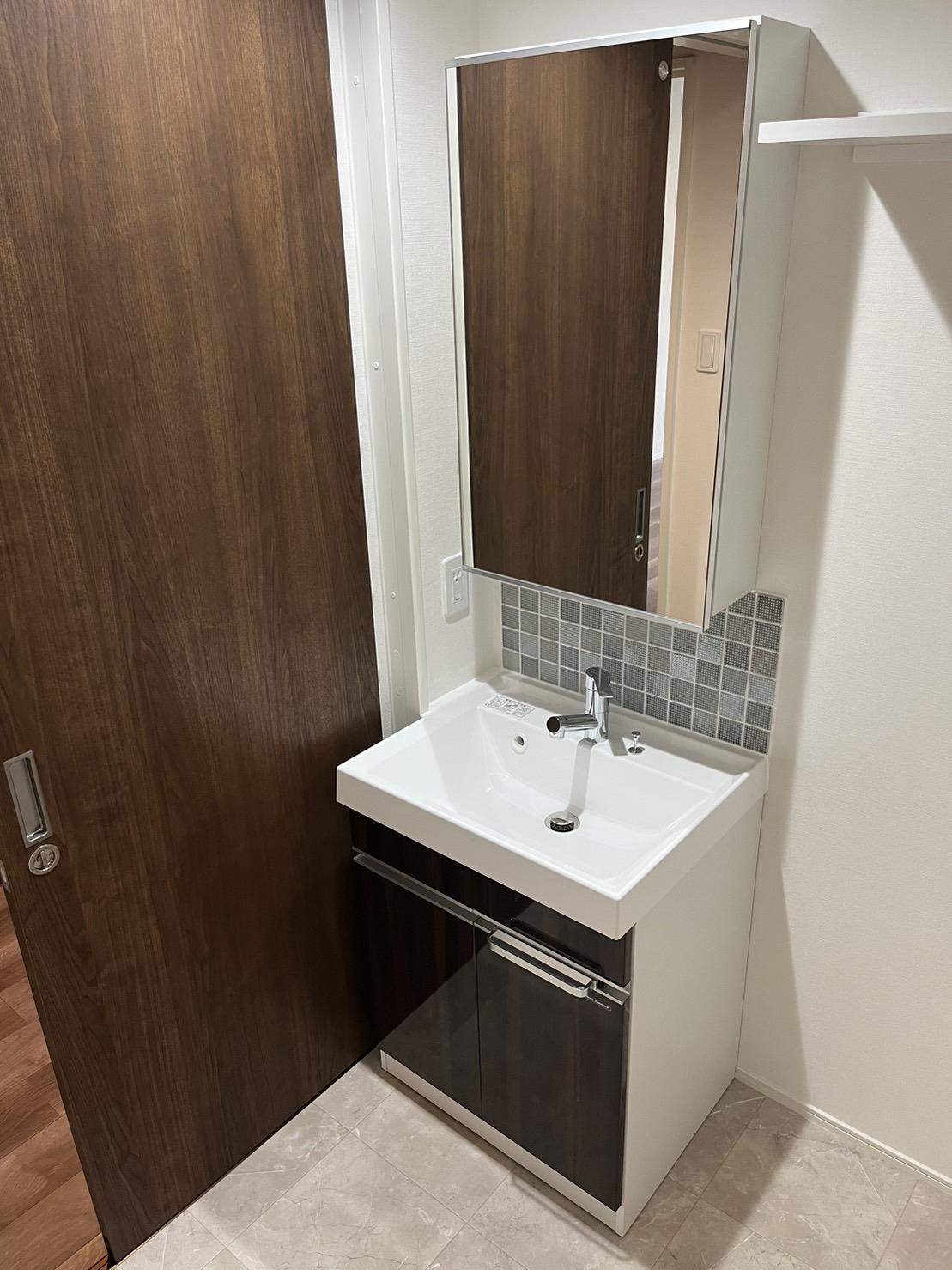 洗面設備　手洗いやうがいに便利な洗面化粧台♪