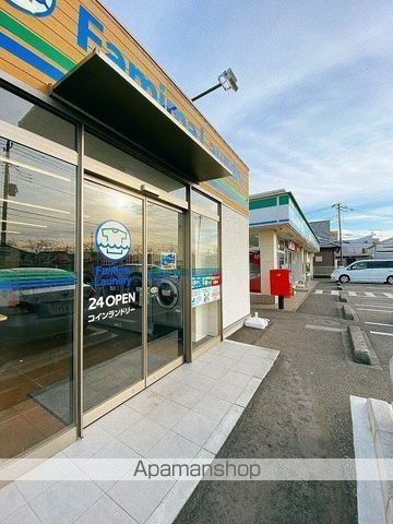 コンビニ　ファミリーマート（コンビニ）まで137m