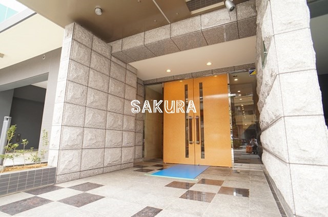 エントランス　重厚感のある建物デザイン♪