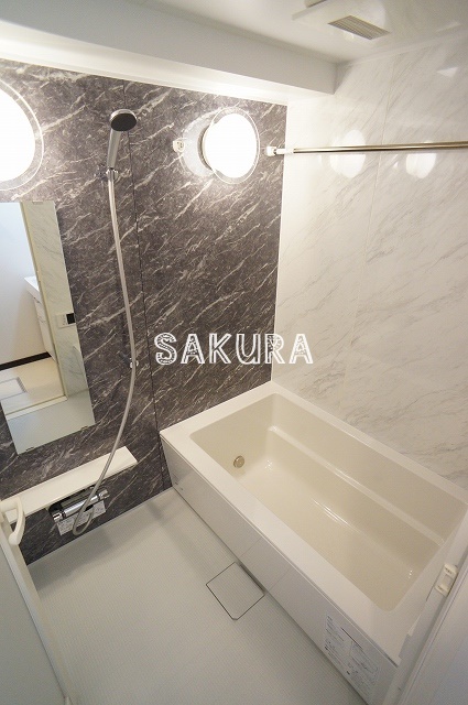 バス・シャワールーム　嬉しい追い焚き・浴室乾燥機付きです♪