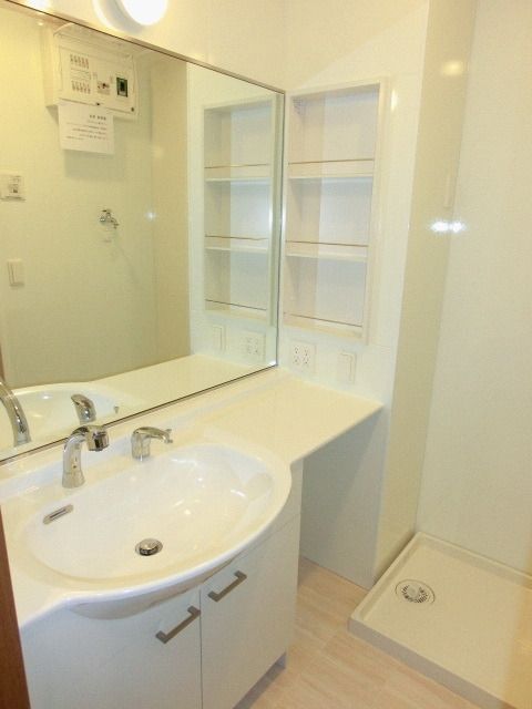 洗面設備　ホテル仕様の大きな洗面台