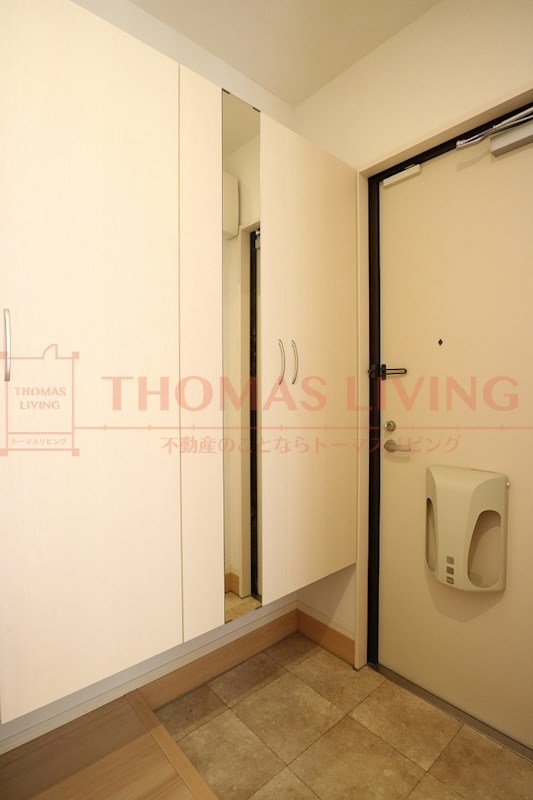 玄関　写真は別号室です。