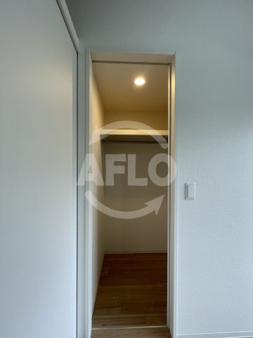 玄関　セレニテ難波ミラク参番館　　ウォークインクローゼット