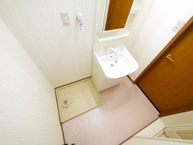 洗面設備　明るい洗面所です