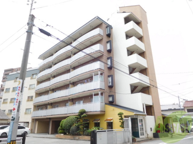 建物外観　シャープな建物です