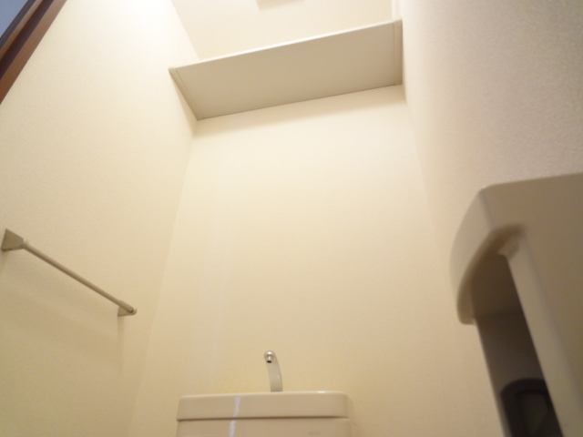 トイレ　トイレの上にも棚が付いております。