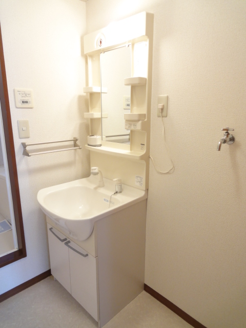 洗面設備　シャンプードレッサー付きの独立洗面台です。