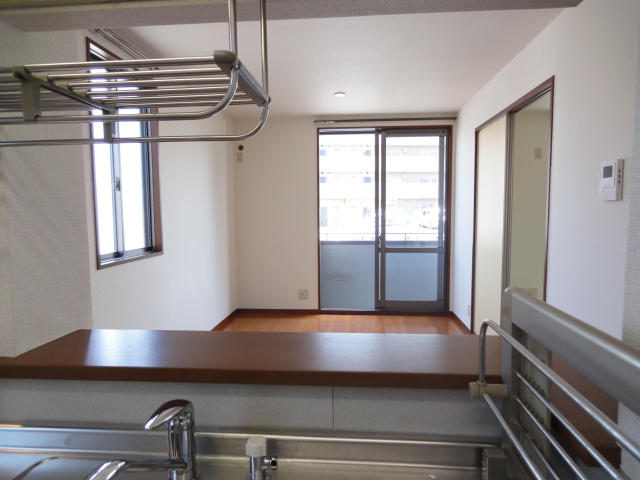 居室・リビング　キッチンからも見通せるリビングです。