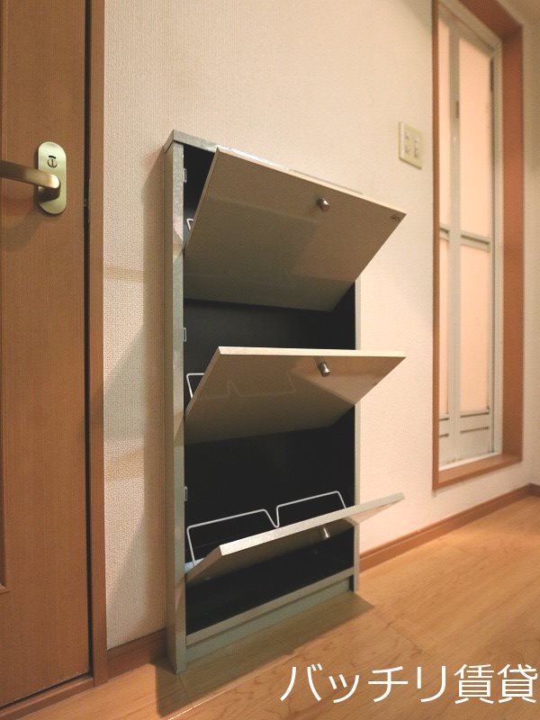 玄関　画像は同型イメージの為、現況を優先いたします。