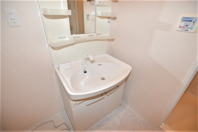 洗面設備　明るい洗面所です