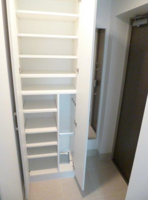 玄関　※別部屋の参考写真です。