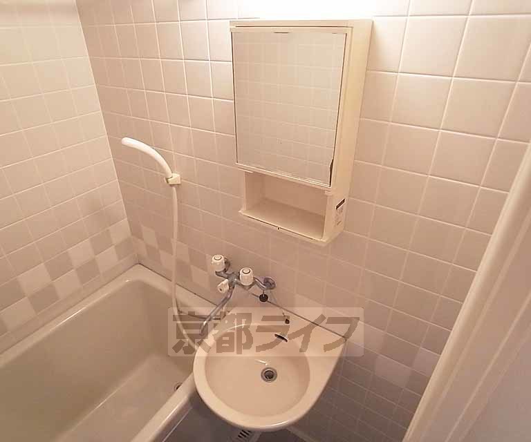 洗面設備　ちゃんと鏡も付いてます。