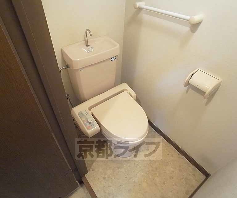 トイレ　清潔感のある洋式トイレ。