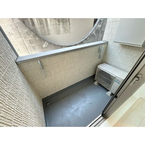 バルコニー　別号室タイプの為、現状を優先致します。