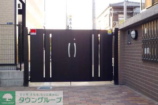 エントランス　オートロックゲート付き。